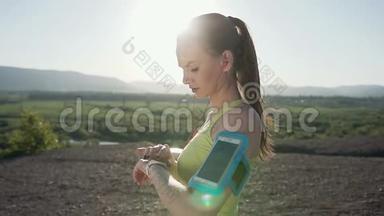 健身运动员女孩跑得很快，速度快，身穿<strong>手机</strong>袖标，山上有智能<strong>手机触摸屏</strong>。